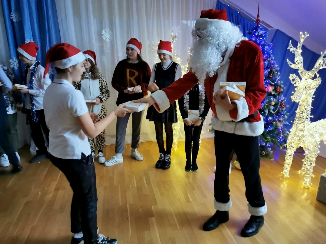 MAGGIC SANTA'S GROTTO