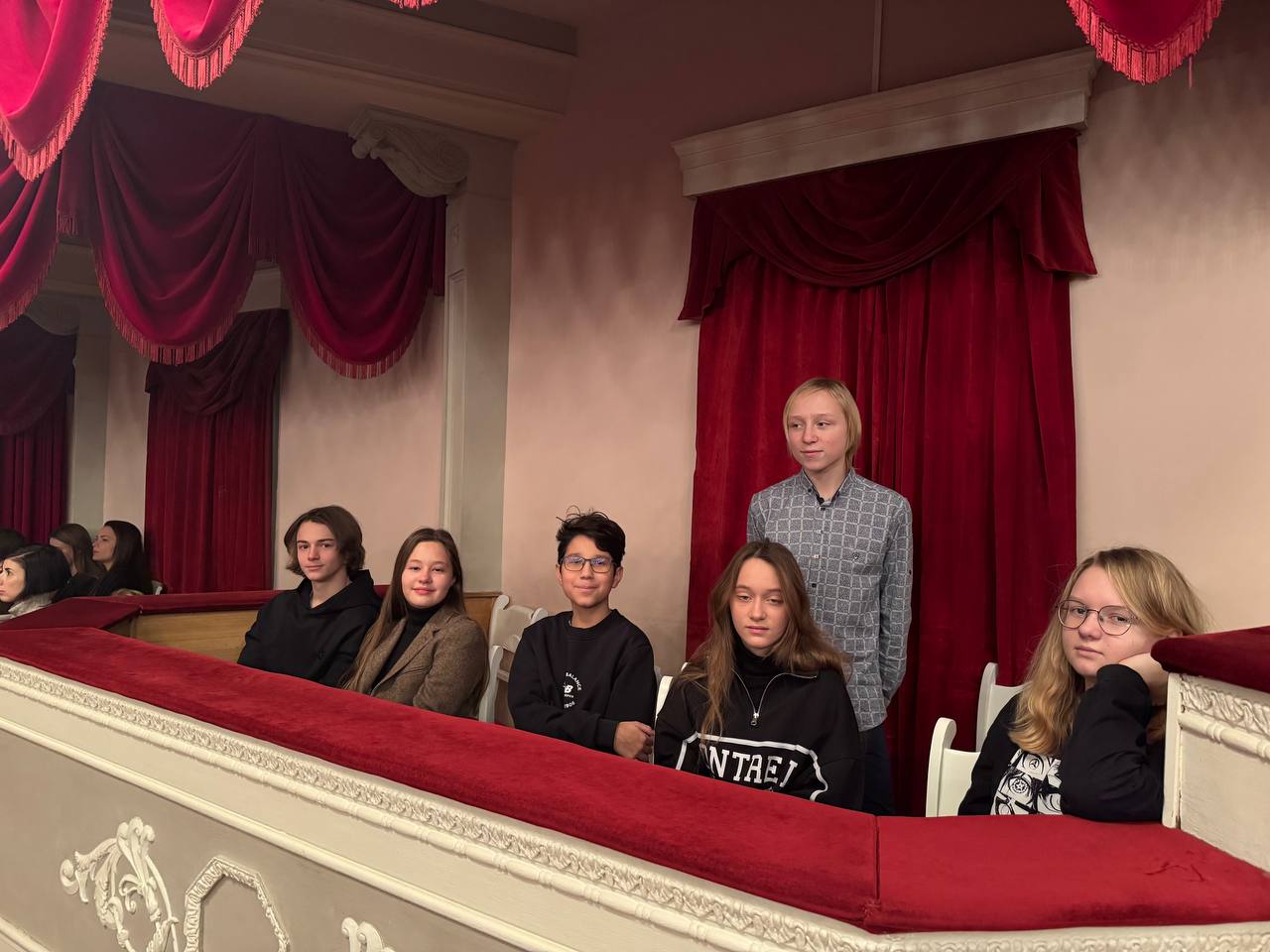 Литература на сцене: учащиеся 8 «Б» класса посетили спектакль «Капитанская дочка»