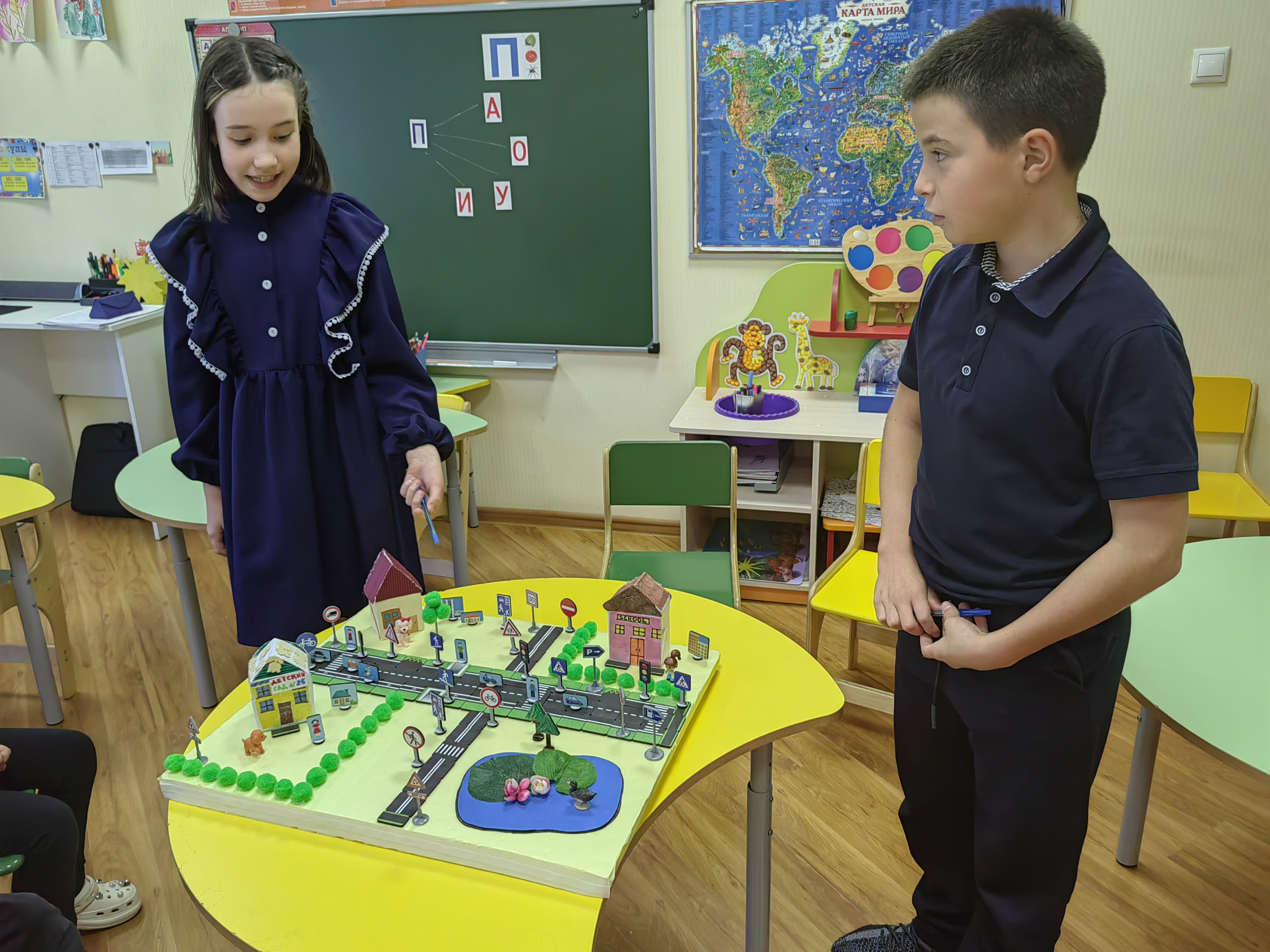 Безопасность на дорогах: как ученики 5 «А» помогают малышам