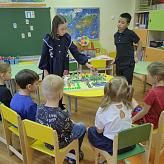 Безопасность на дорогах: как ученики 5 «А» помогают малышам
