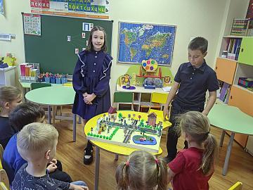 Безопасность на дорогах: как ученики 5 «А» помогают малышам