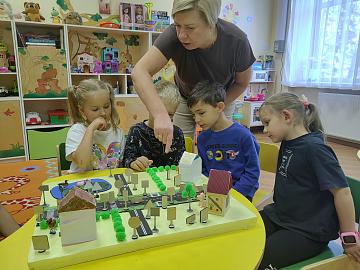 Безопасность на дорогах: как ученики 5 «А» помогают малышам