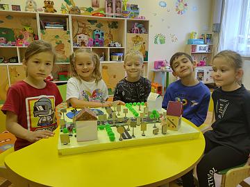 Безопасность на дорогах: как ученики 5 «А» помогают малышам