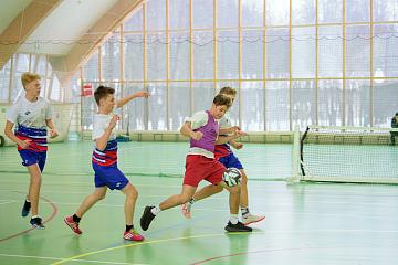 Старшеклассники Международной Английской Школы на мини-футбольном турнире