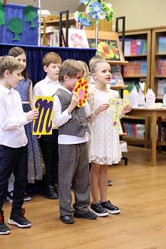 Тепло сердец и море улыбок: как в нашей школе отметили 8 Марта 