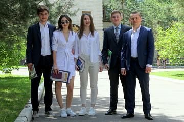 Торжественное вручение аттестатов 