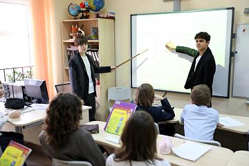 Ученики в роли учителей: День самоуправления в школе