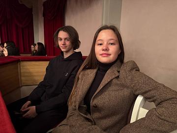Литература на сцене: учащиеся 8 «Б» класса посетили спектакль «Капитанская дочка»