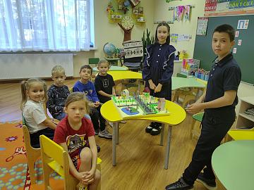 Безопасность на дорогах: как ученики 5 «А» помогают малышам