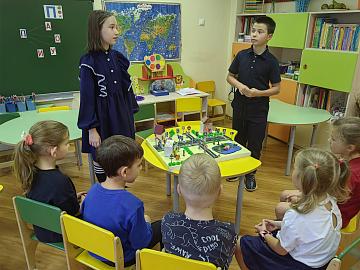 Безопасность на дорогах: как ученики 5 «А» помогают малышам