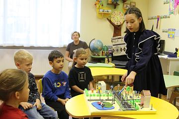 Безопасность на дорогах: как ученики 5 «А» помогают малышам