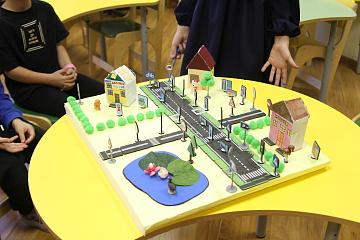 Безопасность на дорогах: как ученики 5 «А» помогают малышам