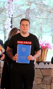 Вручение аттестатов одиннадцатиклассникам