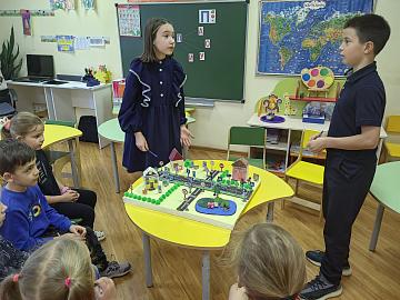 Безопасность на дорогах: как ученики 5 «А» помогают малышам