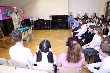 Легендарный военный врач с позывным "Кохер" встретился с учениками