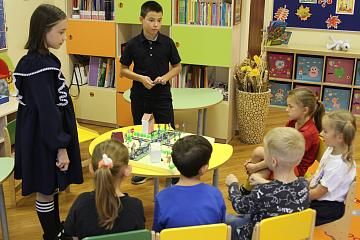 Безопасность на дорогах: как ученики 5 «А» помогают малышам