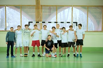 Старшеклассники Международной Английской Школы на мини-футбольном турнире