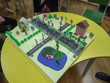 Безопасность на дорогах: как ученики 5 «А» помогают малышам