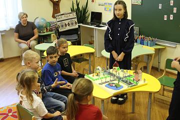 Безопасность на дорогах: как ученики 5 «А» помогают малышам