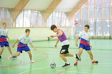 Старшеклассники Международной Английской Школы на мини-футбольном турнире