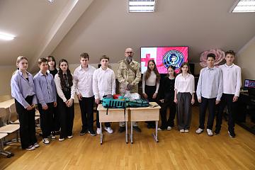 Легендарный военный врач с позывным "Кохер" встретился с учениками