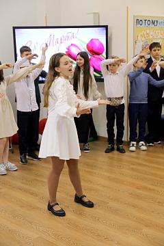 Тепло сердец и море улыбок: как в нашей школе отметили 8 Марта 