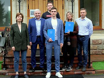 Вручение аттестатов одиннадцатиклассникам