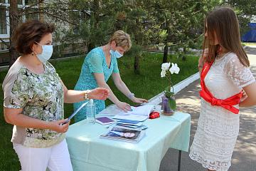 Торжественное вручение аттестатов 11 классникам