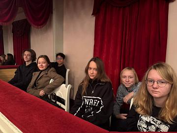 Литература на сцене: учащиеся 8 «Б» класса посетили спектакль «Капитанская дочка»