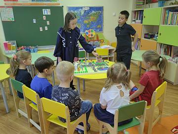 Безопасность на дорогах: как ученики 5 «А» помогают малышам