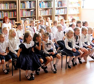 Красная Шапочка идет в школу