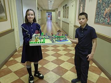 Безопасность на дорогах: как ученики 5 «А» помогают малышам