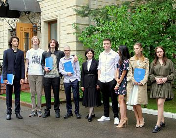 Вручение аттестатов одиннадцатиклассникам
