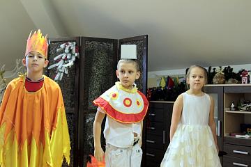 Новый год шагает по Международной Английской Школе.