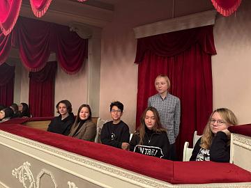 Литература на сцене: учащиеся 8 «Б» класса посетили спектакль «Капитанская дочка»